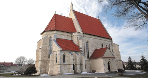 Kamienie, które pamiętają. Historia pokutnych świątyń po śmierci ks. Baryczki