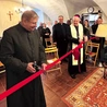 Dyrektor Sekcji Polskiej PKWP ks. prof. Jan W. Żelazny przecina symboliczną wstęgę.