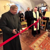 Dyrektor Sekcji Polskiej PKWP ks. prof. Jan W. Żelazny przecina symboliczną wstęgę.