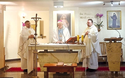 Liturgia w kaplicy szpitalnej pod przewodnictwem biskupa elbląskiego.