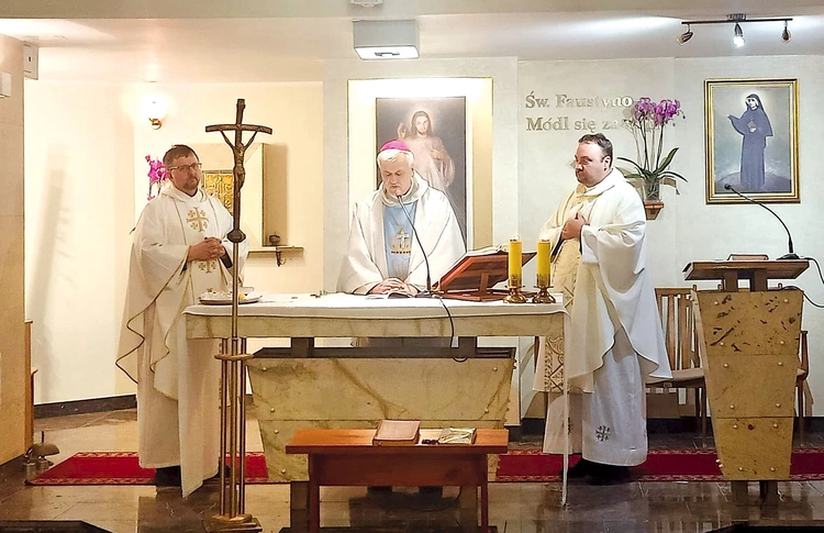 Liturgia w kaplicy szpitalnej pod przewodnictwem biskupa elbląskiego.