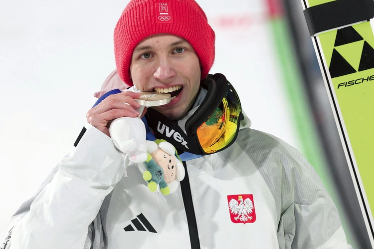 Kacper Tomasiak po swoim historycznym skoku w Predazzo, który dał mu drugie miejsce.