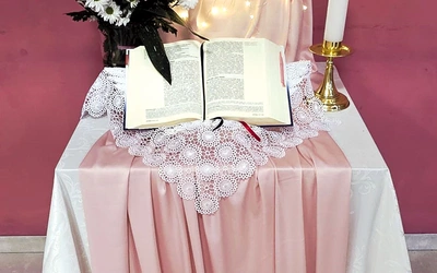 Pastelowe dekoracje pomagały odkrywać wewnętrzne piękno. 