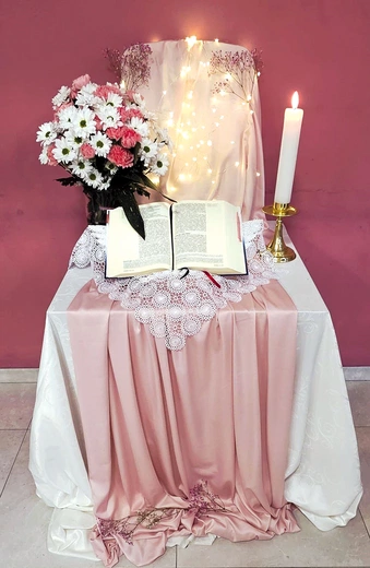 Pastelowe dekoracje pomagały odkrywać wewnętrzne piękno. 