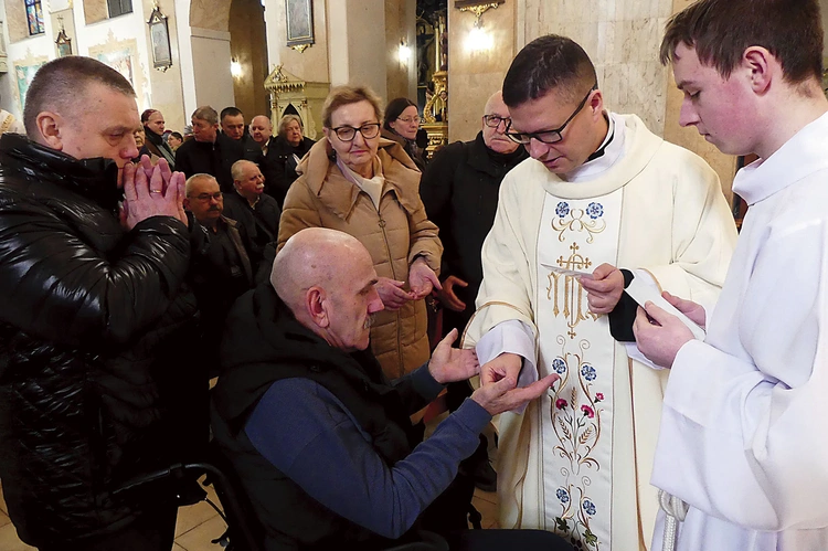 Kapłani (na zdjęciu ks. Marek Studenski) udzielili chorym sakramentu namaszczenia.