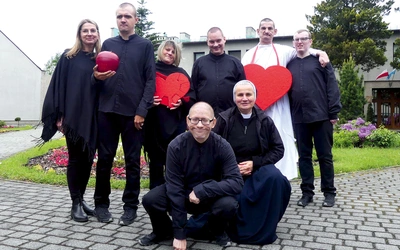 Chłopcy ze skoczowskiego Teatru „Edmundi” z siostrą Honoratą Klonowską i wolontariuszkami.