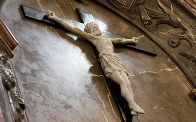  Jasna postać Ukrzyżowanego staje się znakiem nadziei dla ludzi kroczących w grzechu i ciemności (detal z katedralnego ołtarza).