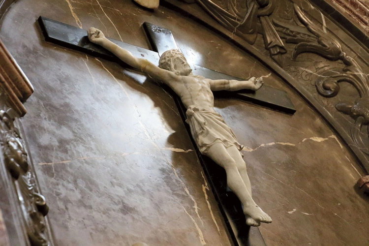  Jasna postać Ukrzyżowanego staje się znakiem nadziei dla ludzi kroczących w grzechu i ciemności (detal z katedralnego ołtarza).