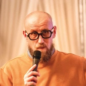 – W praktyce ucieczka zaczyna się od języka. Zamiast „ja”, pojawia się bezpieczne „ludzie” – tłumaczył K. Demczuk. 