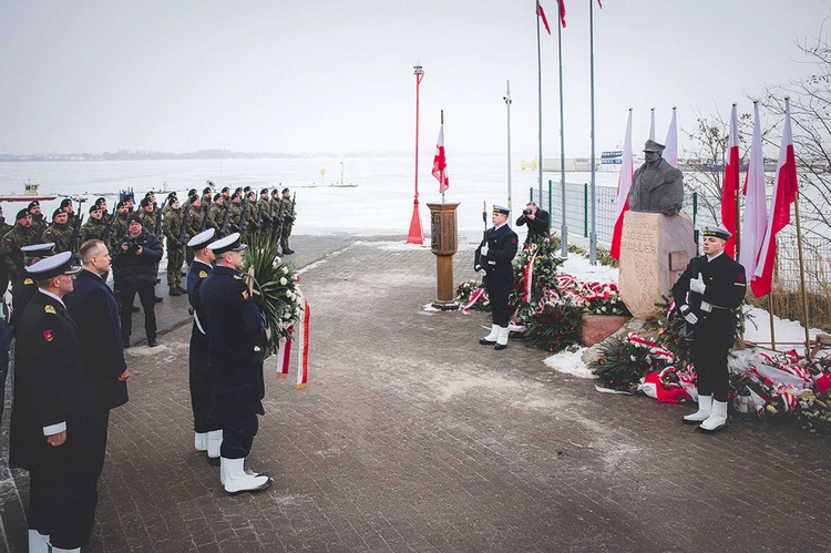 Po obu Mszach św. wierni udali się do puckiego portu i złożyli kwiaty pod Pomnikiem gen. Hallera. Na zdjęciu prezydent Nawrocki.