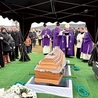 Obrzędom ostatniego pożegnania na cmentarzu przewodniczył biskup świdnicki Marek Mendyk.
