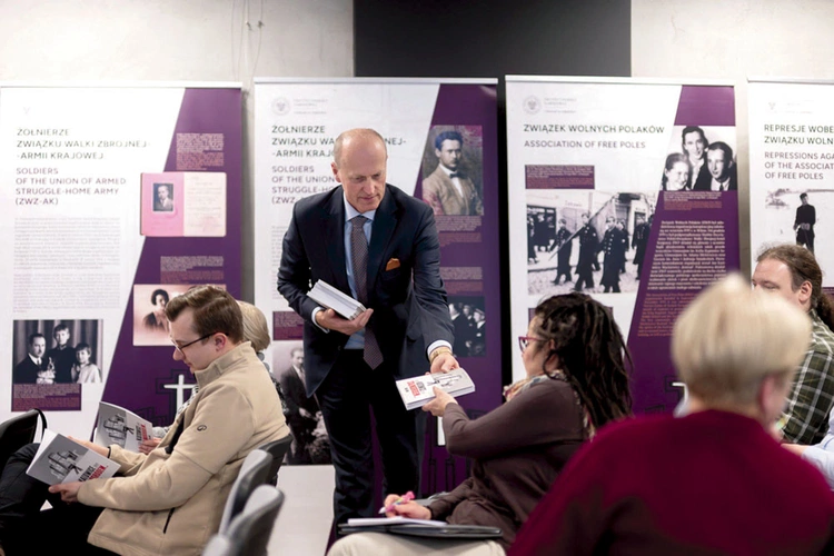 Uczestnicy otrzymują od IPN opracowania naukowe.