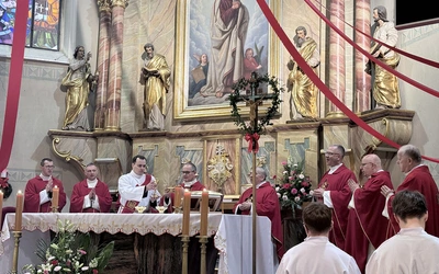 Uroczystości odpustowe odbywały się u Walencika i w Kościele parafialnym pw. św. Bartłomieja Apostoła. Na zdjęciu Msza św.  pod przewodnictwem abp. Andrzeja Przybylskiego.