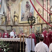 Uroczystości odpustowe odbywały się u Walencika i w Kościele parafialnym pw. św. Bartłomieja Apostoła. Na zdjęciu Msza św.  pod przewodnictwem abp. Andrzeja Przybylskiego.