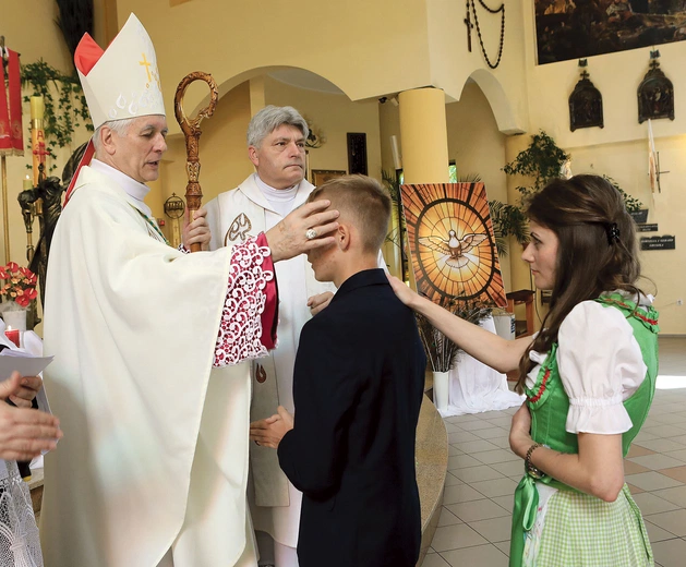 Bardzo często wizytacja jest połączona z udzielaniem sakramentu bierzmowania.