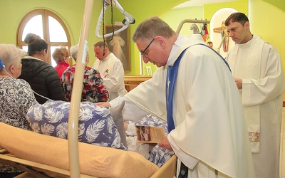 Mszy św. w kaplicy hospicyjnej, podczas której udzielony został sakrament namaszczenia chorych osobom w kaplicy (oraz, po liturgii, także leżącym w salach ośrodka), przewodniczył biskup diecezjalny K. Zadarko. Koncelebrowali Eucharystię kapłani związani z Caritas – ks. Krzysztof Sendecki, dyrektor domu hospicyjnego, i ks. Łukasz Bikun, dyrektor Caritas diecezjalnej.