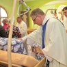 Mszy św. w kaplicy hospicyjnej, podczas której udzielony został sakrament namaszczenia chorych osobom w kaplicy (oraz, po liturgii, także leżącym w salach ośrodka), przewodniczył biskup diecezjalny K. Zadarko. Koncelebrowali Eucharystię kapłani związani z Caritas – ks. Krzysztof Sendecki, dyrektor domu hospicyjnego, i ks. Łukasz Bikun, dyrektor Caritas diecezjalnej.