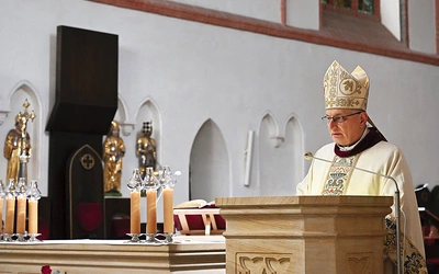 Biskup koszalińsko-kołobrzeski podczas Eucharystii w intencji deportowanych do Rosji sowieckiej.