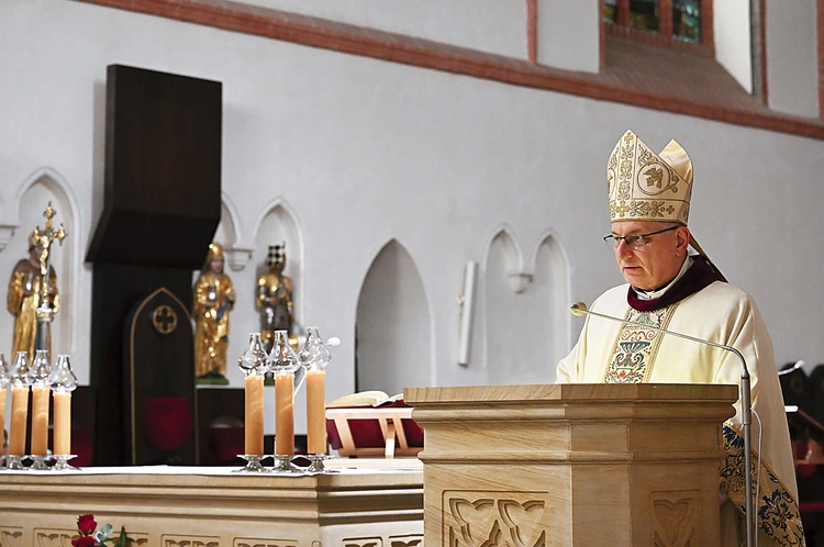 Biskup koszalińsko-kołobrzeski podczas Eucharystii w intencji deportowanych do Rosji sowieckiej.