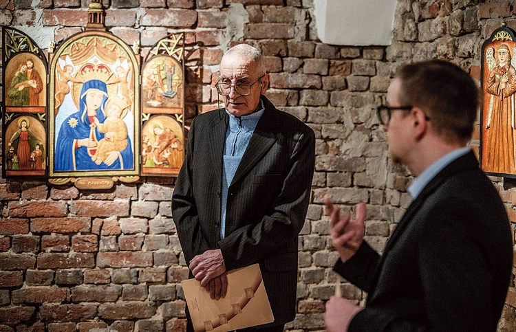Andrzej Pochopień (z lewej) i Grzegorz Tomasiak, kurator wystawy, w trakcie wernisażu.