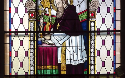 Malowana kopia witraża w Kaplicy Najświętszego Serca Pana Jezusa w ZOL boromeuszek w Gliwicach. 