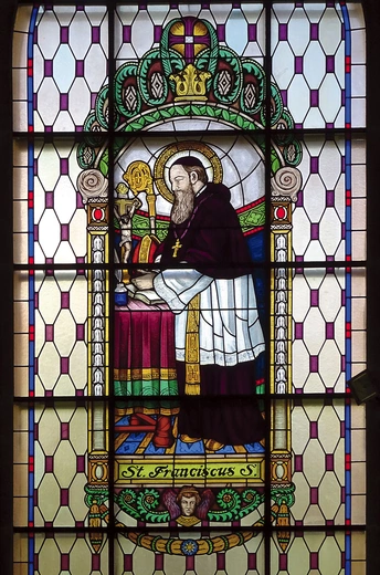 Malowana kopia witraża w Kaplicy Najświętszego Serca Pana Jezusa w ZOL boromeuszek w Gliwicach. 