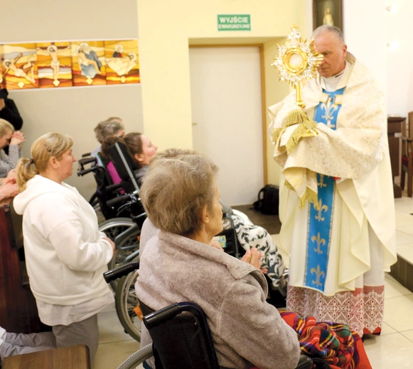  Biskup Marek Solarczyk udzielił indywidualnego błogosławieństwa Najświętszym Sakramentem. 