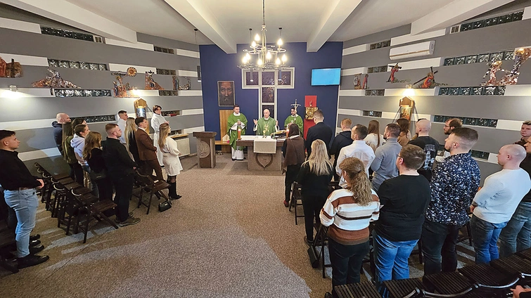 Zanim wręczono certyfikaty ukończenia zajęć, studenci wzięli udział w Eucharystii.