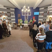 Zanim wręczono certyfikaty ukończenia zajęć, studenci wzięli udział w Eucharystii.