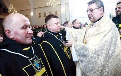 Pektorał przyjmuje Paweł Leśniak. 