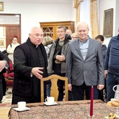 Podczas spotkania w pałacyku ks. prał. Józef Babicz opowiadał  m.in. o tym, jacy znamienici goście zasiadali za tym stołem. 