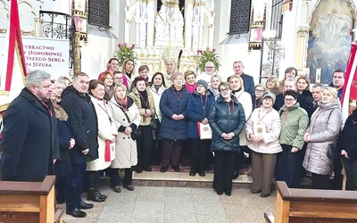 Nowi strażnicy z bp. Salaterskim, ks. Januszem Faltynem oraz gośćmi ze wspólnot arcybractwa z tarnowskiej katedry i parafii NSPJ w Tarnowie.