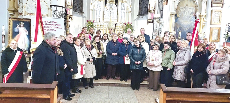 Nowi strażnicy z bp. Salaterskim, ks. Januszem Faltynem oraz gośćmi ze wspólnot arcybractwa z tarnowskiej katedry i parafii NSPJ w Tarnowie.