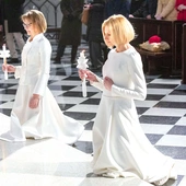 Stan dziewic jest w Kościele znakiem obecności królestwa Bożego na ziemi i szczególnym oddaniem życia Jezusowi. Poprzez ten obrzęd kandydatki zostały zaślubione Boskiemu Oblubieńcowi i oddały Mu się na wyłączną służbę. Jako widzialne znaki przynależności do tego stanu Irena Świerdzewska i Urszula Mróz otrzymały od biskupa obrączkę – symbol mistycznych zaślubin z Chrystusem, oraz księgę liturgii godzin, która zobowiązuje je do codziennej modlitwy za Kościół i świat.