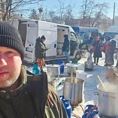 – Wiedząc, że w Kijowie tysiące bloków pozbawionych jest ogrzewania i że ich mieszkańcy próbują przetrwać tę ekstremalną sytuację, czekając na wschód słońca, by się ogrzać (choć w dzień też był siarczysty mróz) i cieszyć się, że kolejna noc bombardowania za nimi, musiałem zorganizować armię superdarczyńców – mówi B. Szczoczarz. 