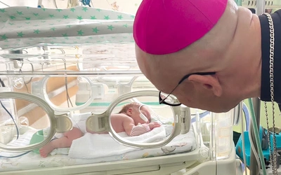 Po Mszy św. metropolita warszawski spotkał się z pacjentkami, ich dziećmi i personelem szpitala.