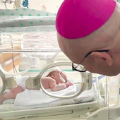 Po Mszy św. metropolita warszawski spotkał się z pacjentkami, ich dziećmi i personelem szpitala.