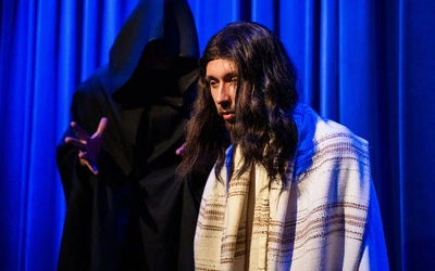 Jeden z utworów muzycznych został skomponowany specjalnie na tegoroczne misterium. Śpiewa go Alicja Habza. Światła główne ustawił kl. Filip Sieradzki SAC, czyli Zbawiciel. – Jezus jest Światłością świata, więc nasz Filip zrobił to najlepiej, jak mógł – uśmiecha się reżyser.