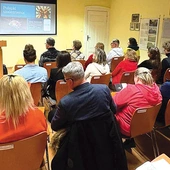 Prelekcja odbyła się w ramach cyklu pn. „Towarzyszyć dzieciom,  ale jak…? Wychowawcze wyzwania XXI wieku”.