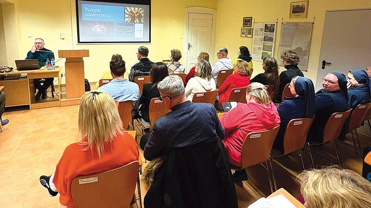 Prelekcja odbyła się w ramach cyklu pn. „Towarzyszyć dzieciom,  ale jak…? Wychowawcze wyzwania XXI wieku”.