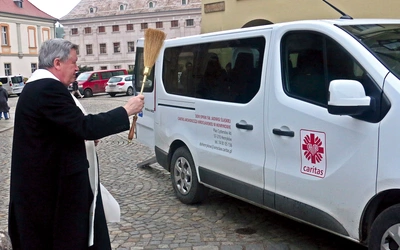 Nowy bus, dostosowany w pełni do przewożenia osób z niepełnosprawnościami, trafił do domu opieki w Henrykowie.