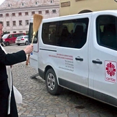 Nowy bus, dostosowany w pełni do przewożenia osób z niepełnosprawnościami, trafił do domu opieki w Henrykowie.