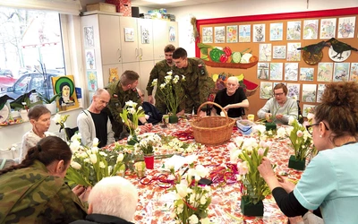 Przy robieniu bukietów dobrze się rozmawia.