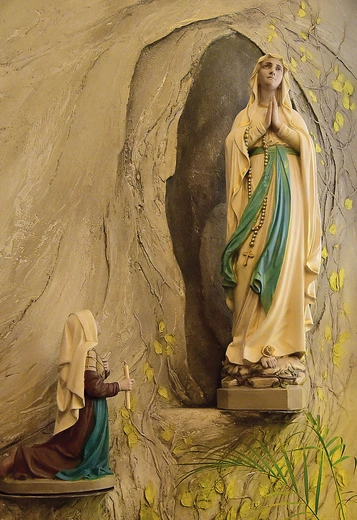 W szpitalu znajduje się Kaplica Matki Bożej z Massabielle. 