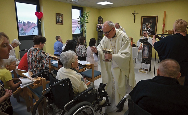  W Dzień Chorego, który  przypada 11 lutego,  we wspomnienie NMP z Lourdes, w kościołach, szpitalach, hospicjach sprawowane  są Msze Święte w intencji chorych.