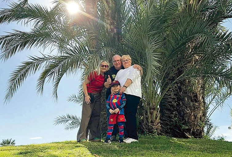  Rodzina Feliksów pod palmami Barcelony. Od lewej: mama Patrycja, Wojtek, dziadek Rudolf i babcia Jolanta. 