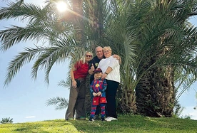  Rodzina Feliksów pod palmami Barcelony. Od lewej: mama Patrycja, Wojtek, dziadek Rudolf i babcia Jolanta. 