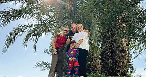  Rodzina Feliksów pod palmami Barcelony. Od lewej: mama Patrycja, Wojtek, dziadek Rudolf i babcia Jolanta. 