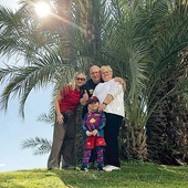  Rodzina Feliksów pod palmami Barcelony. Od lewej: mama Patrycja, Wojtek, dziadek Rudolf i babcia Jolanta. 