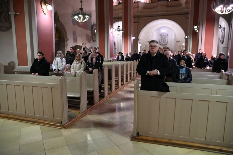 Liturgia stacyjna w Opolu. Procesja do katedry